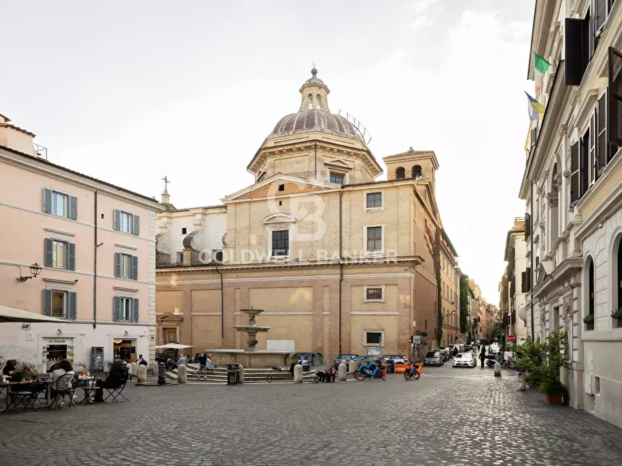 Immagine 1 di Negozio in affitto  in Piazza Della Madonna Dei Monti a Roma