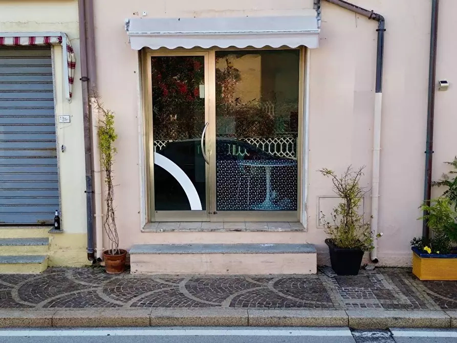 Immagine 9 di Locale commerciale in vendita  in Via Libertà 26 a Arzachena