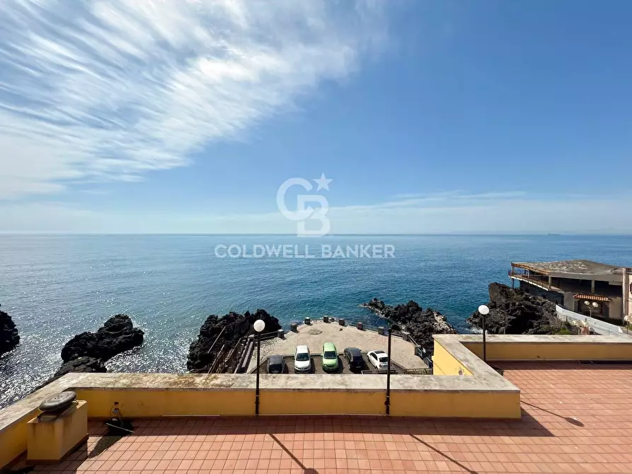 Immagine 2 di Locale commerciale in vendita  in Via Mollica 71 a Aci Castello