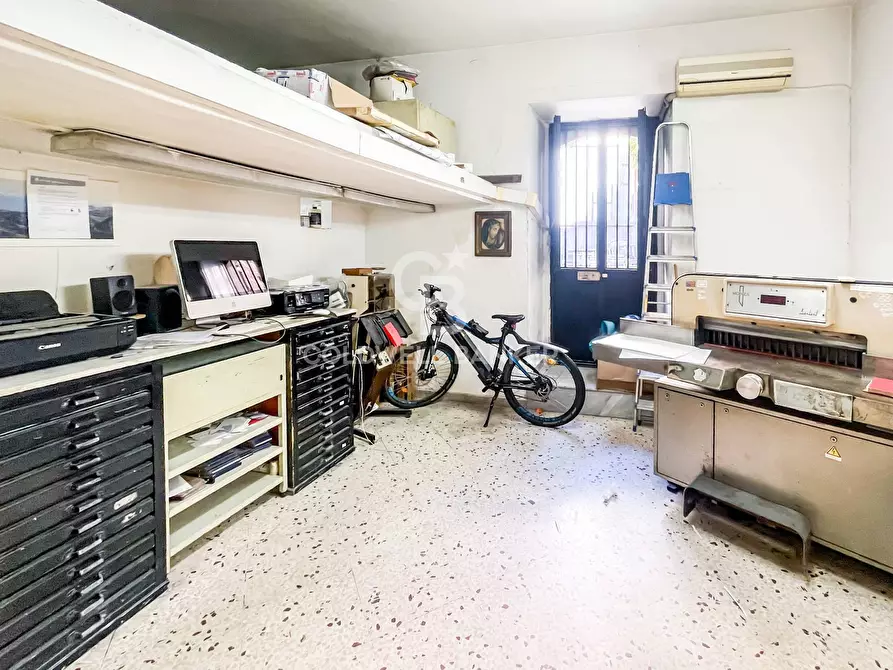 Immagine 10 di Negozio in vendita  in Via Vittorio Emanuele Ii 320 a Catania