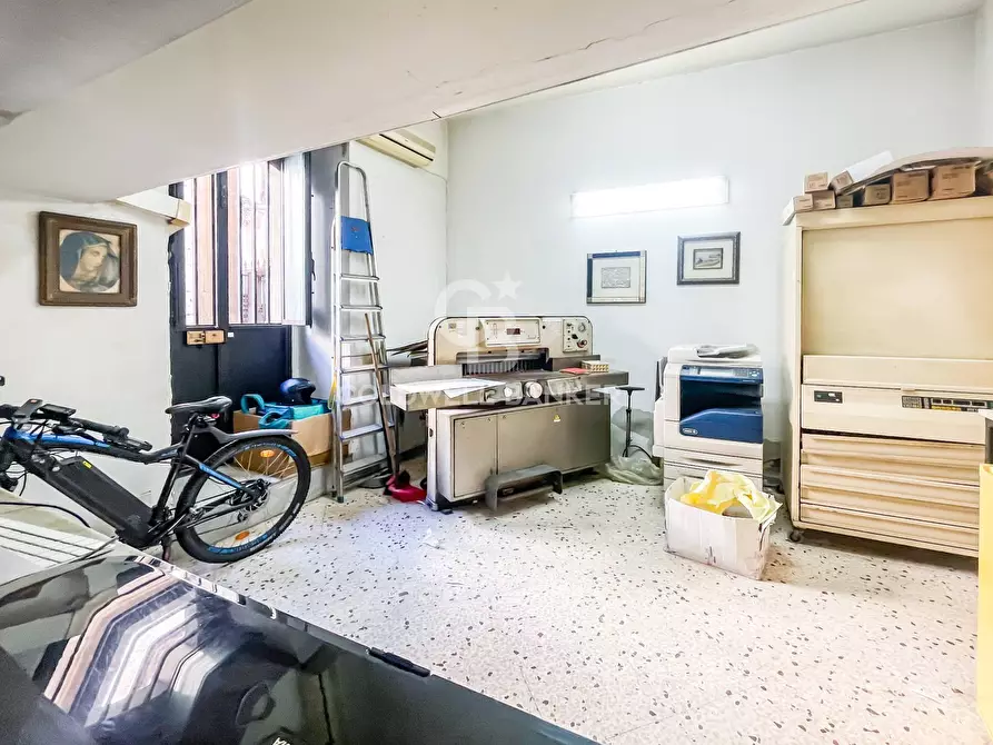 Immagine 12 di Negozio in vendita  in Via Vittorio Emanuele Ii 320 a Catania