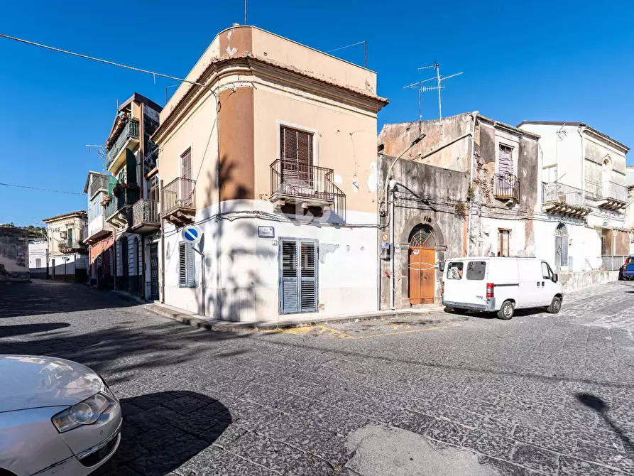 Immagine 2 di Casa indipendente in vendita  in via Santi Elena e Costantino 42 a Aci Catena