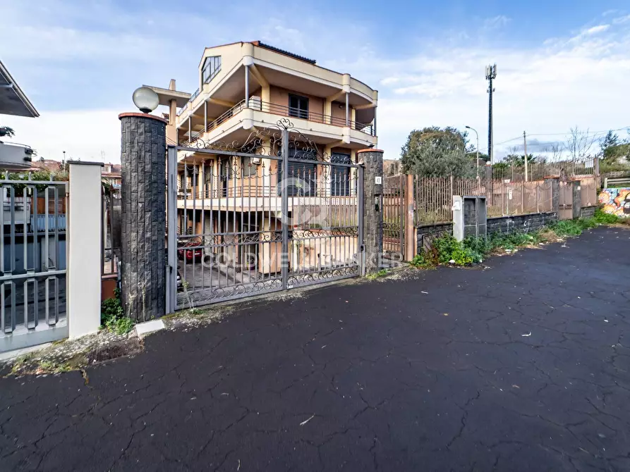 Immagine 9 di Magazzino in vendita  in Via Nocilla a Aci Sant'antonio