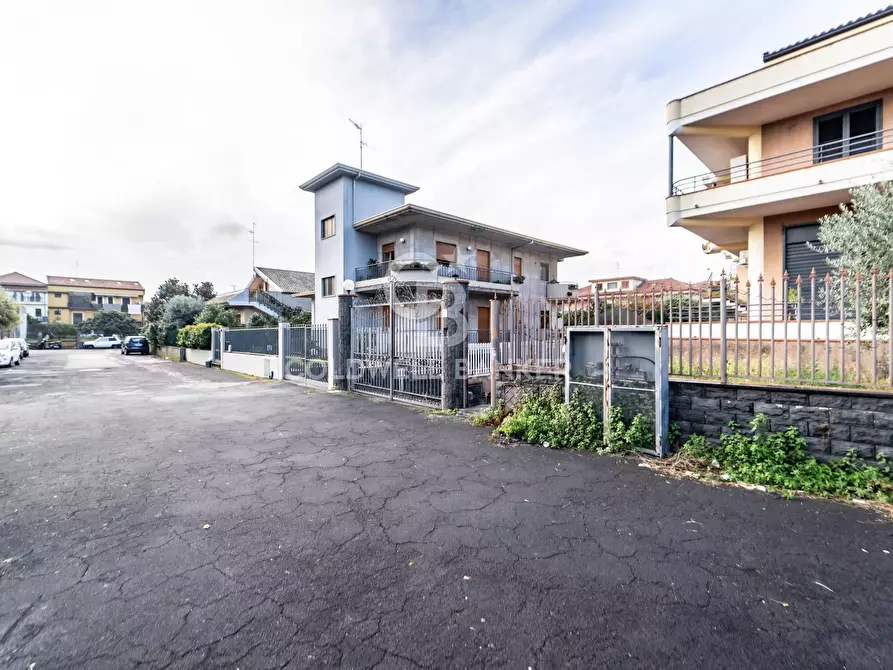 Immagine 10 di Magazzino in vendita  in Via Nocilla a Aci Sant'antonio