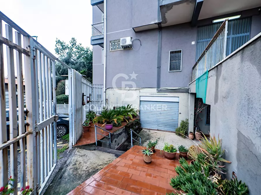 Immagine 25 di Locale commerciale in vendita  in Via Asti 8 a Catania