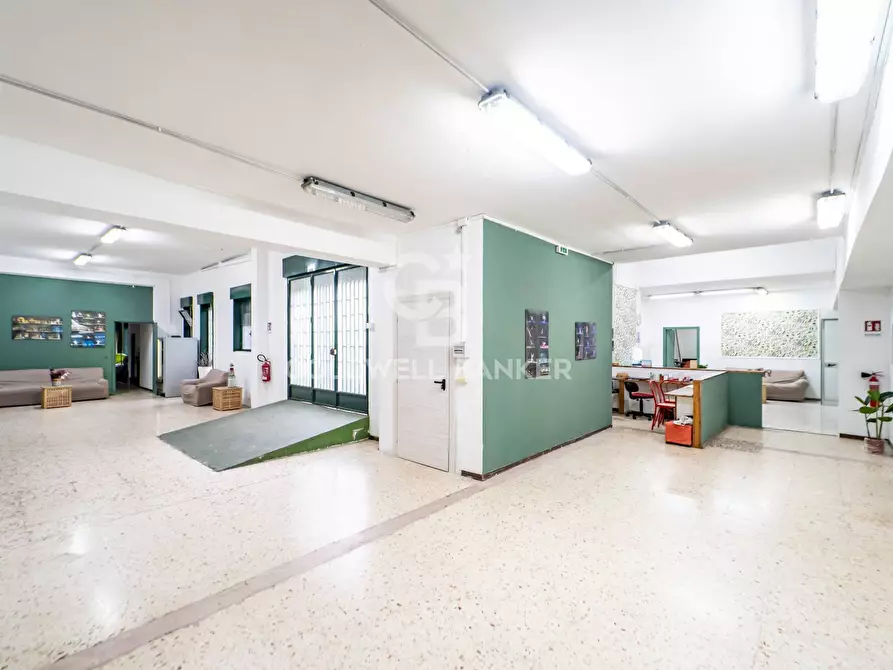 Immagine 13 di Locale commerciale in vendita  in Via Asti 8 a Catania