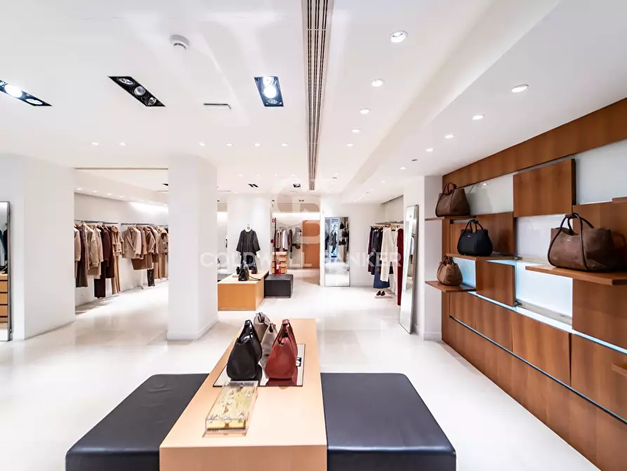 Immagine 2 di Locale commerciale in vendita  in via camiciotti 32 a Messina