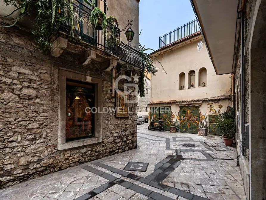 Immagine 3 di Locale commerciale in vendita  in Via Giardinazzo a Taormina