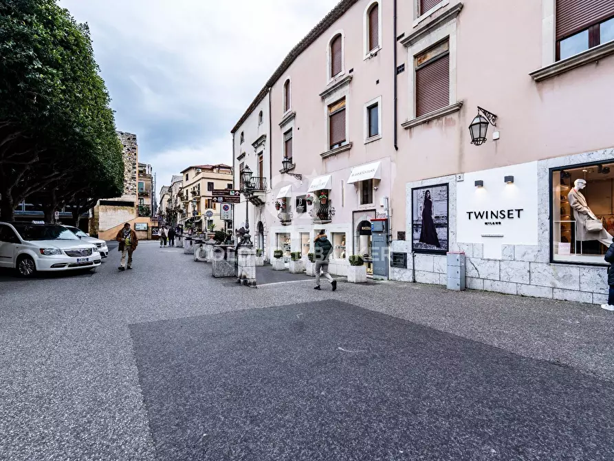 Immagine 8 di Locale commerciale in vendita  in Via Giardinazzo a Taormina