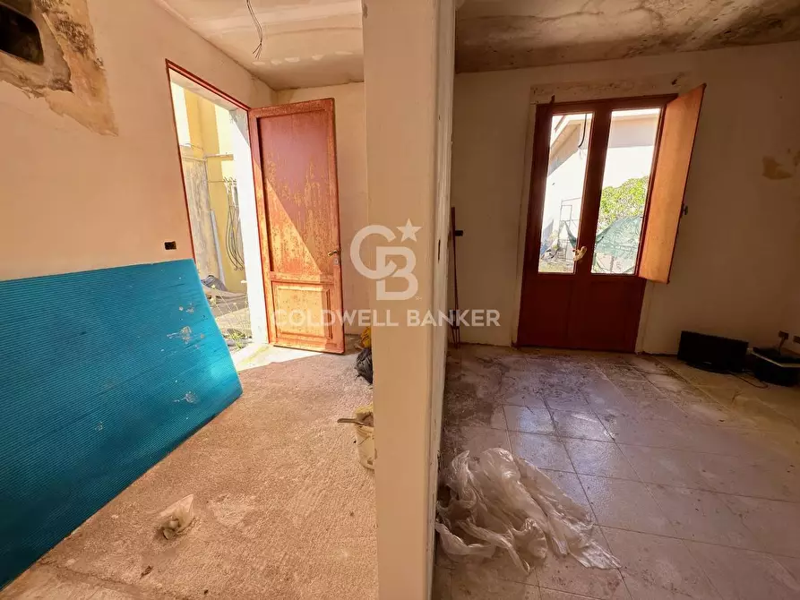 Immagine 49 di Locale commerciale in vendita  in Via Mollica 71 a Aci Castello