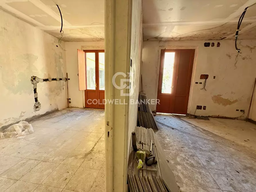 Immagine 34 di Locale commerciale in vendita  in Via Mollica 71 a Aci Castello