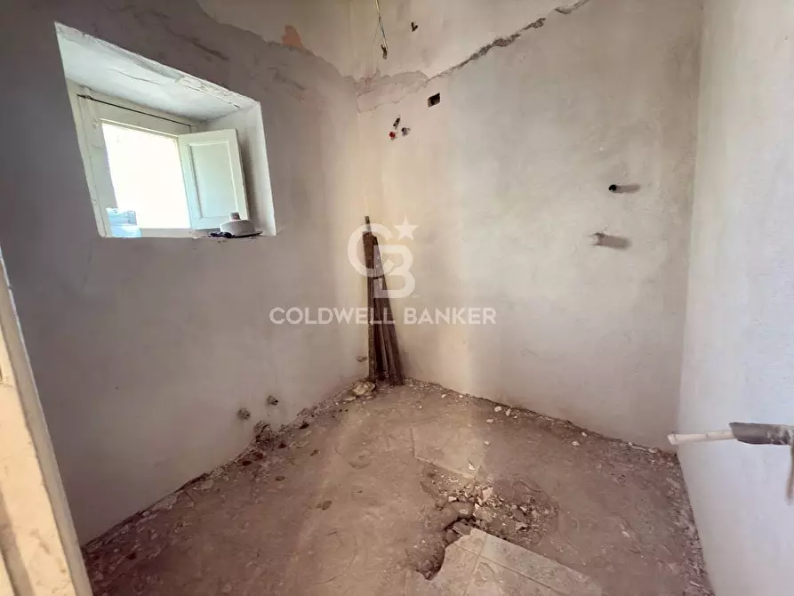 Immagine 41 di Locale commerciale in vendita  in Via Mollica 71 a Aci Castello