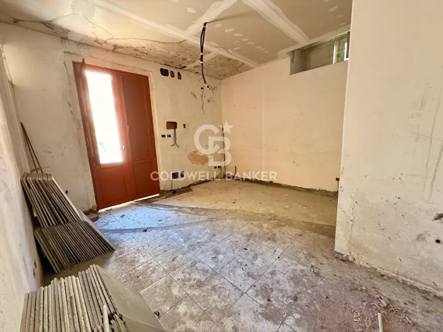 Immagine 36 di Locale commerciale in vendita  in Via Mollica 71 a Aci Castello