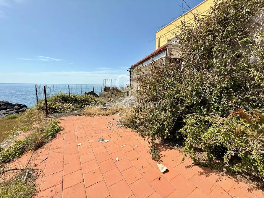 Immagine 30 di Locale commerciale in vendita  in Via Mollica 71 a Aci Castello