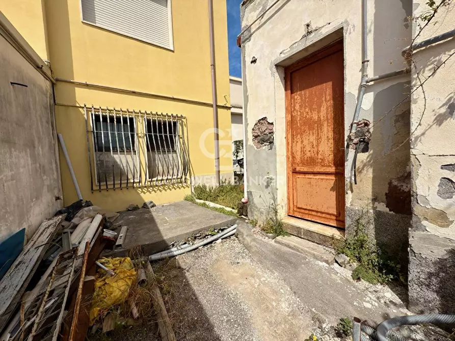 Immagine 27 di Locale commerciale in vendita  in Via Mollica 71 a Aci Castello