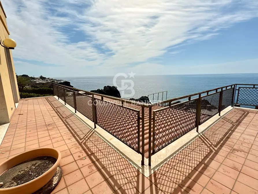 Immagine 66 di Locale commerciale in vendita  in Via Mollica 71 a Aci Castello