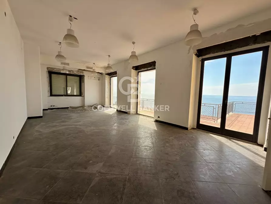 Immagine 79 di Locale commerciale in vendita  in Via Mollica 71 a Aci Castello