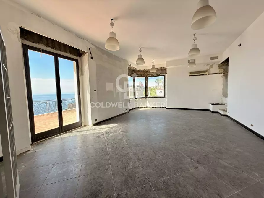 Immagine 75 di Locale commerciale in vendita  in Via Mollica 71 a Aci Castello