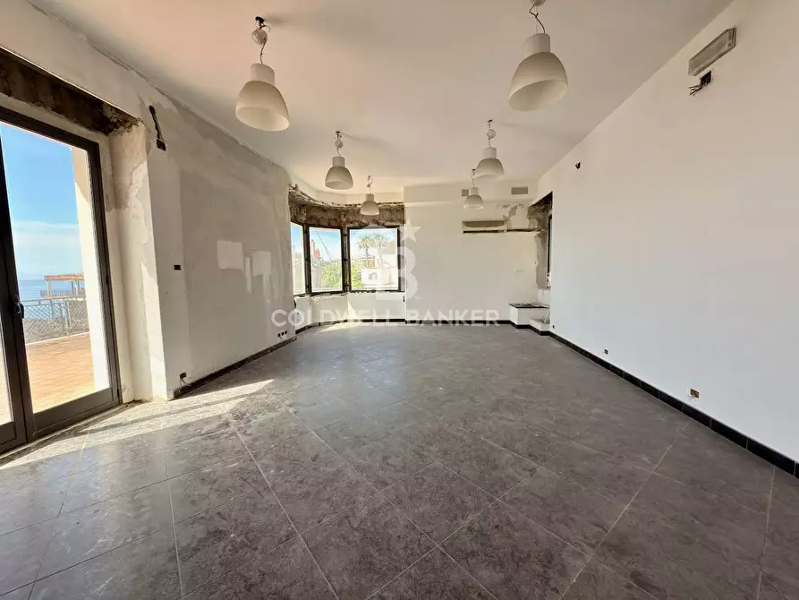 Immagine 80 di Locale commerciale in vendita  in Via Mollica 71 a Aci Castello