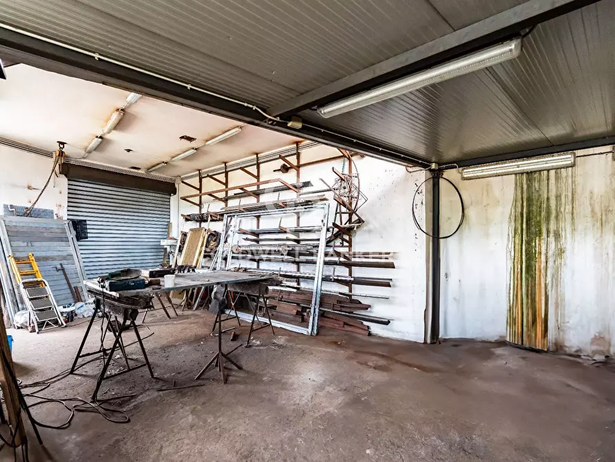 Immagine 6 di Laboratorio in vendita  in Via Casazze III SNC a Aci Catena