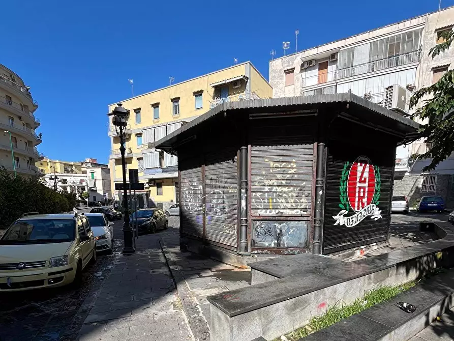 Immagine 2 di Locale commerciale in vendita  in PIAZZALE CESARE BATTISTI a Torre Del Greco