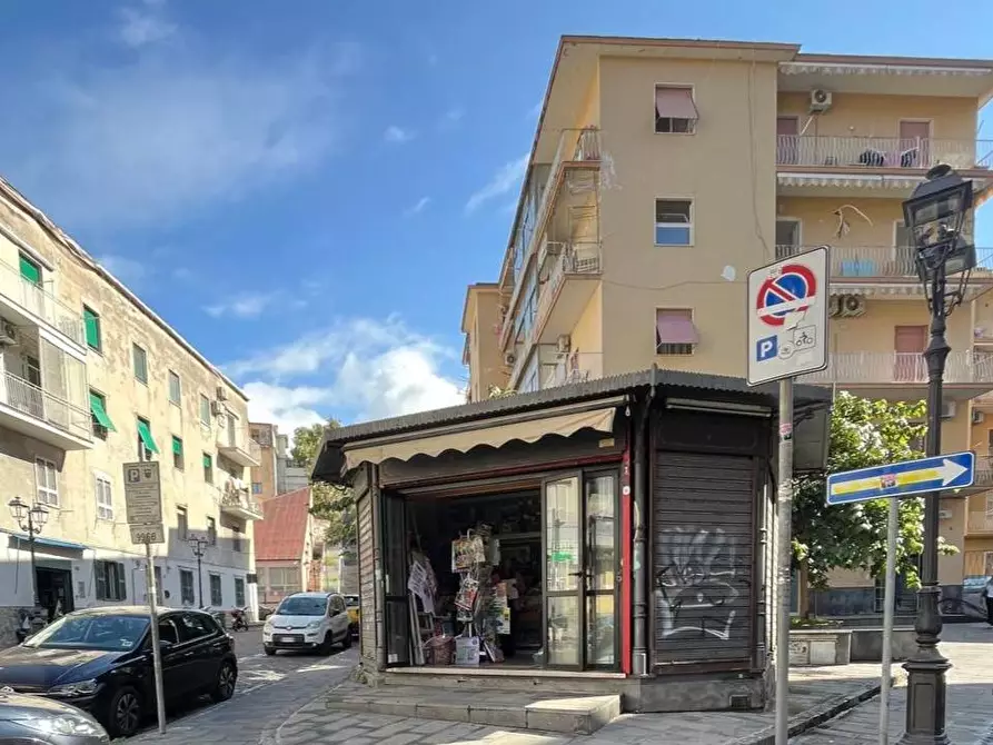 Immagine 3 di Locale commerciale in vendita  in PIAZZALE CESARE BATTISTI a Torre Del Greco