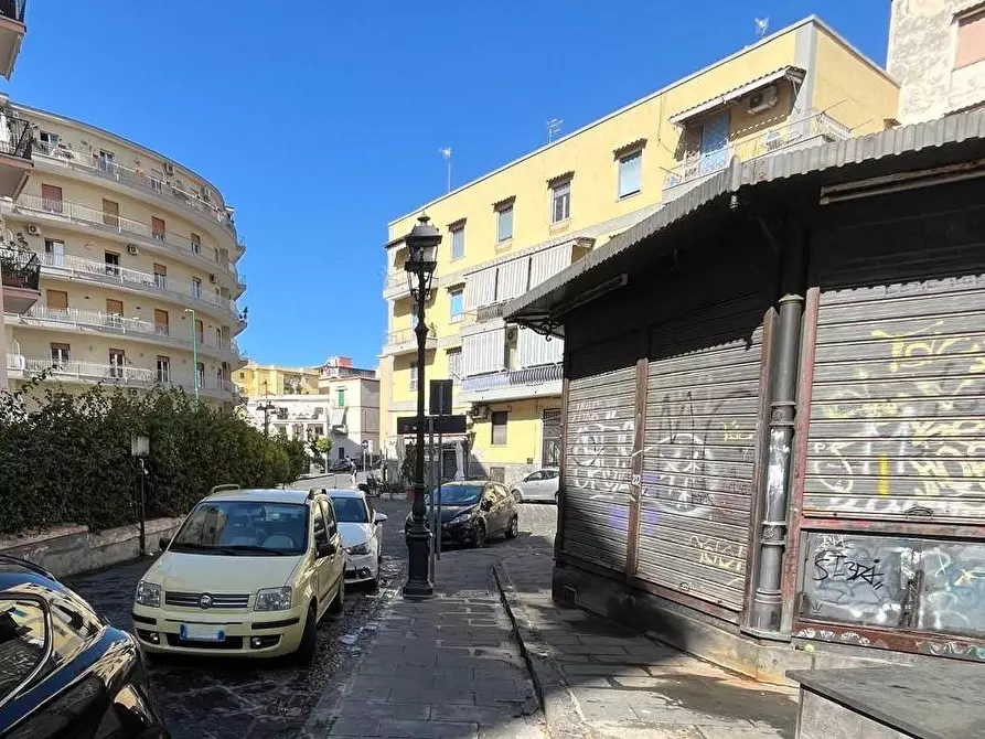 Immagine 4 di Locale commerciale in vendita  in PIAZZALE CESARE BATTISTI a Torre Del Greco