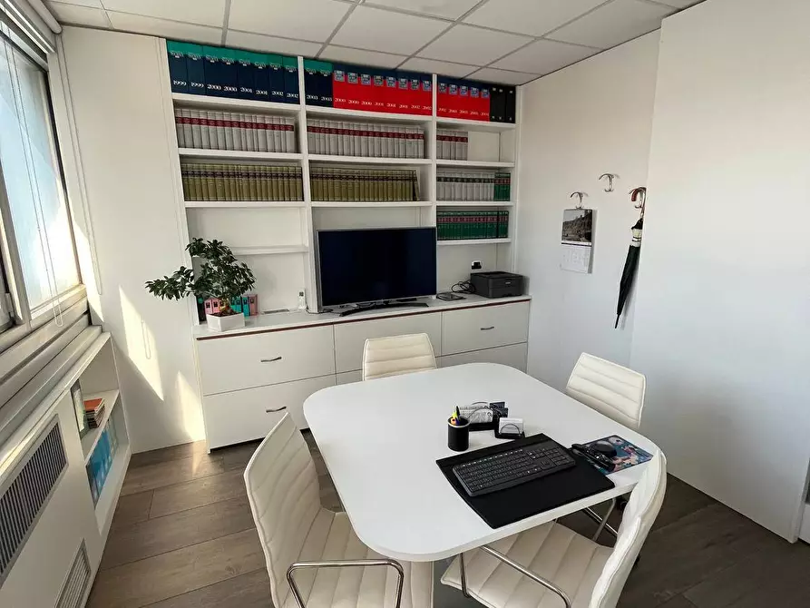 Immagine 4 di Ufficio in vendita  in CENTRO DIREZIONALE a Napoli