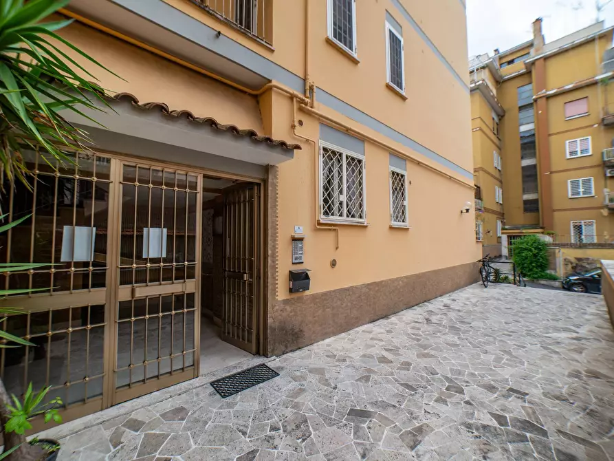 Immagine 3 di Appartamento in vendita  in Via Clemente Ix 8 a Roma
