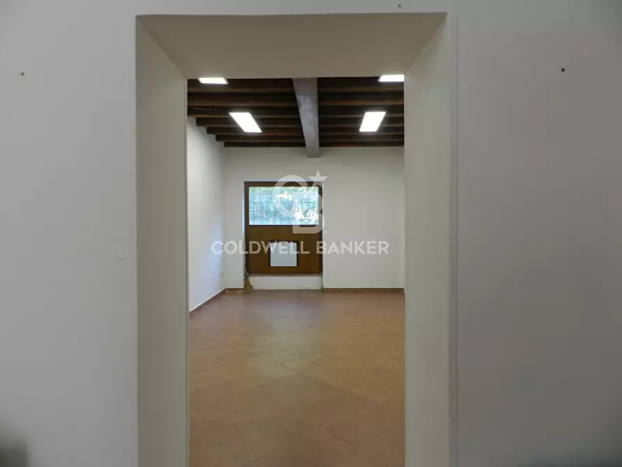 Immagine 3 di Locale commerciale in vendita  in Via Roma 15 a Santa Marinella