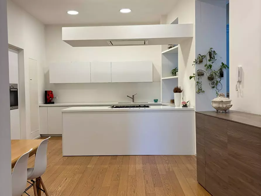 Immagine 8 di Appartamento in vendita  in Corso Giuseppe Garibaldi 218 a Salerno