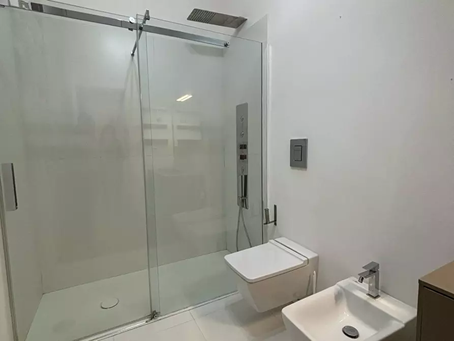 Immagine 17 di Appartamento in vendita  in Corso Giuseppe Garibaldi 218 a Salerno