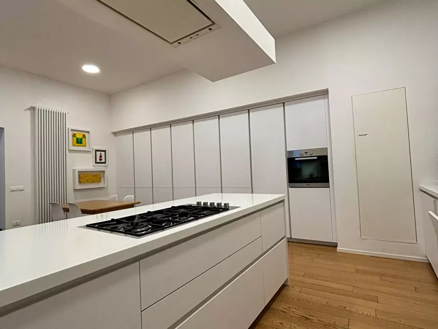 Immagine 9 di Appartamento in vendita  in Corso Giuseppe Garibaldi 218 a Salerno