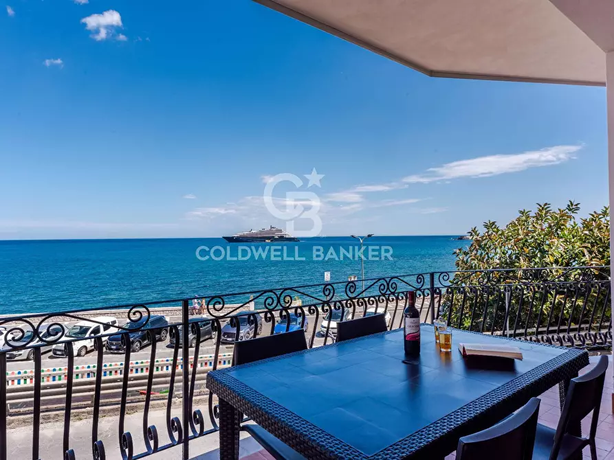 Immagine 3 di Appartamento in vendita  in Via Cristoforo Colombo 5 a Giardini-Naxos