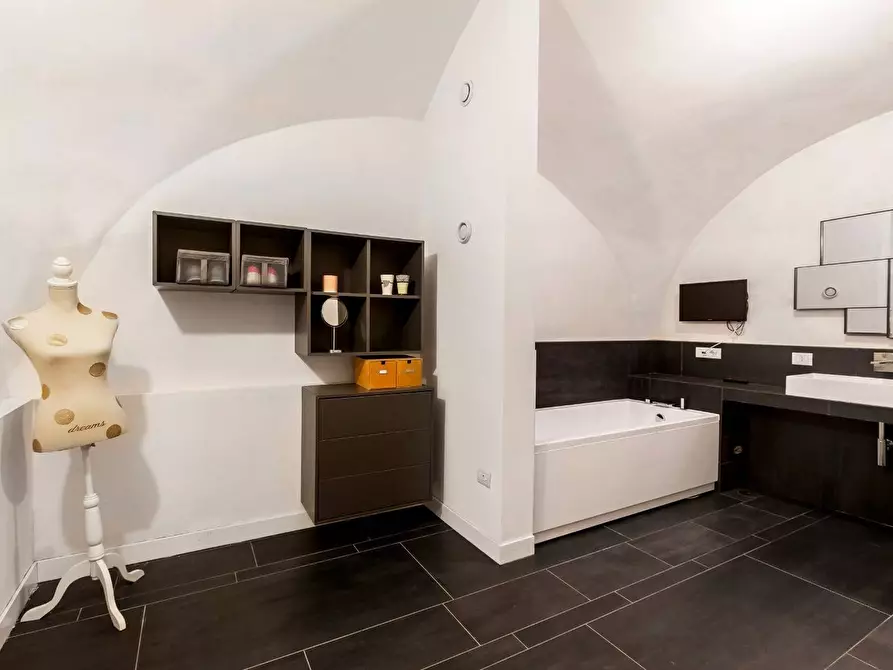 Immagine 11 di Casa indipendente in vendita  in Via Andrea Sabatini 8/10 a Salerno