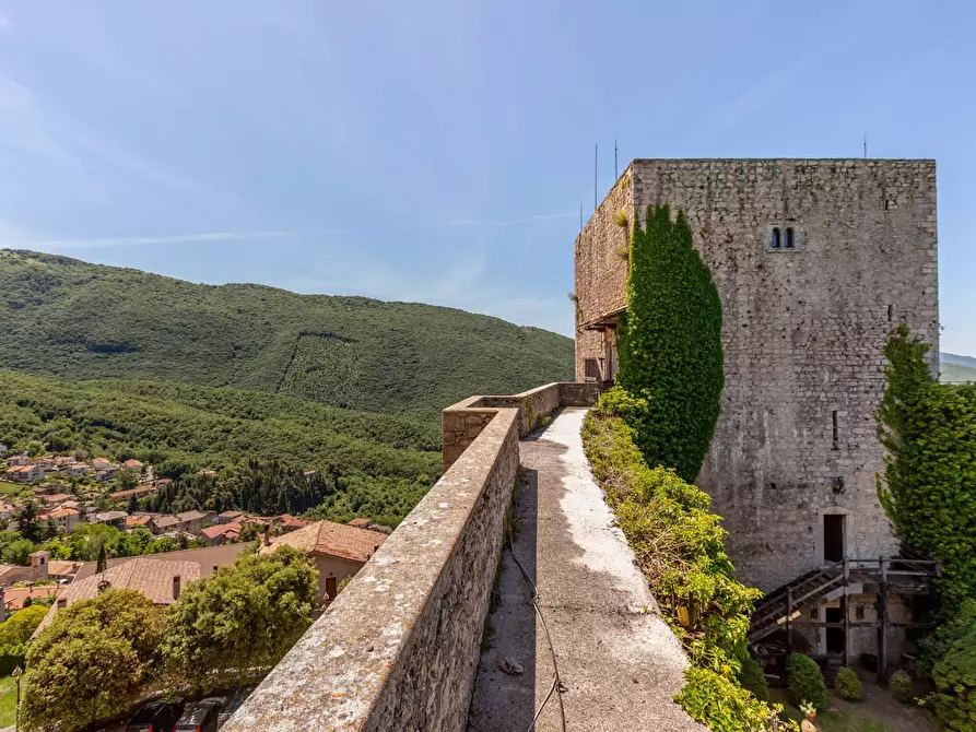 Immagine 40 di Castello in vendita  in Largo Castello a Pereto