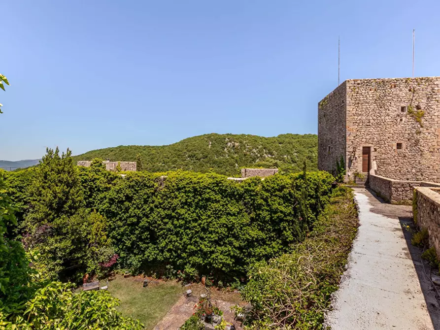 Immagine 43 di Castello in vendita  in Largo Castello a Pereto