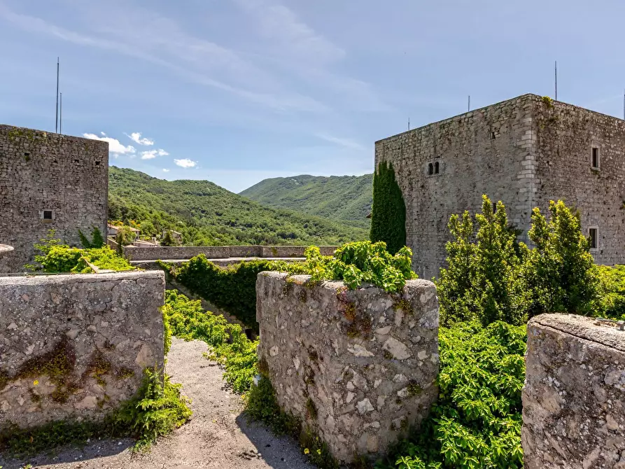 Immagine 50 di Castello in vendita  in Largo Castello a Pereto