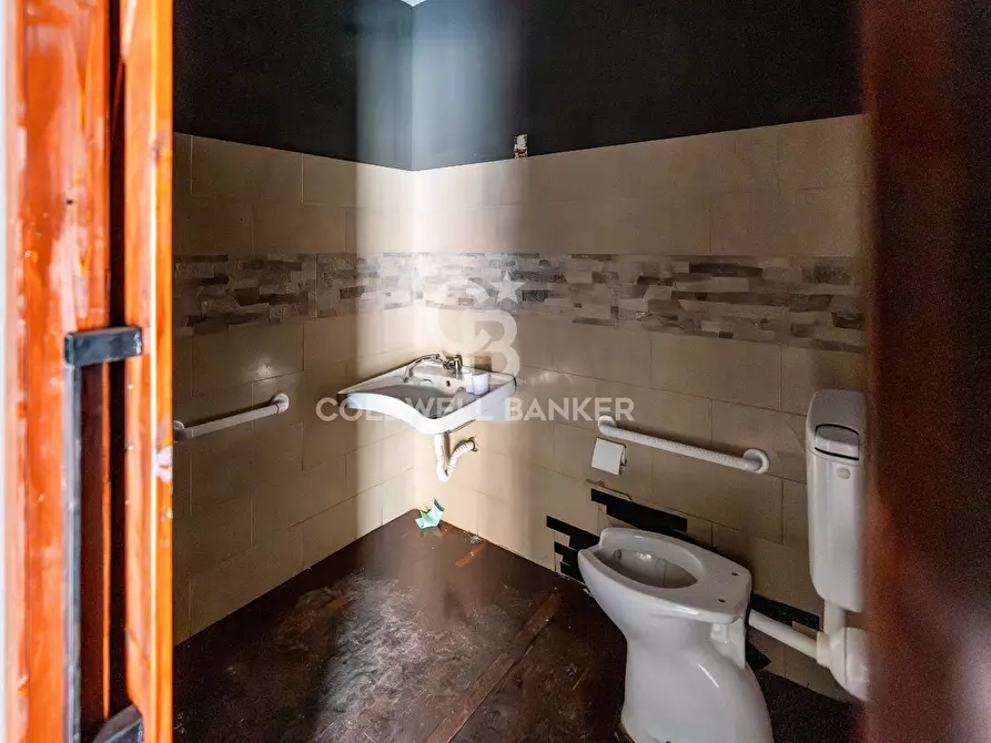 Immagine 10 di Locale commerciale in vendita  in corso italia a Acireale