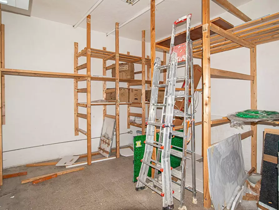 Immagine 4 di Locale commerciale in vendita  in Via Gabrio Serbelloni 122 a Roma