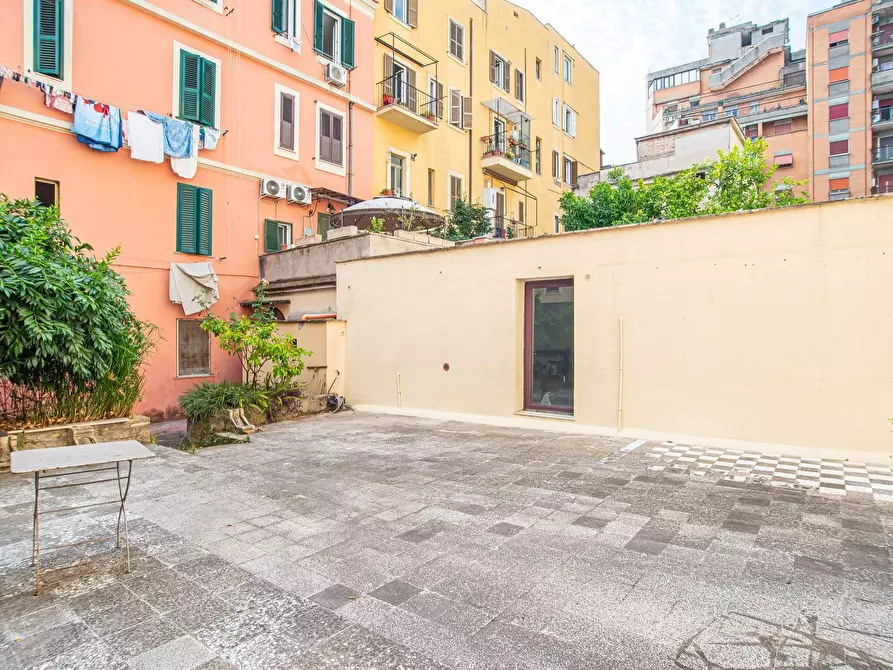Immagine 14 di Locale commerciale in vendita  in Via Gabrio Serbelloni 122 a Roma