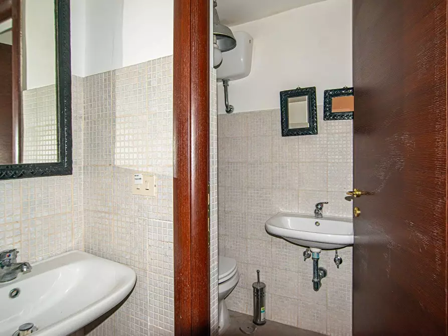 Immagine 17 di Locale commerciale in vendita  in Via Gabrio Serbelloni 122 a Roma