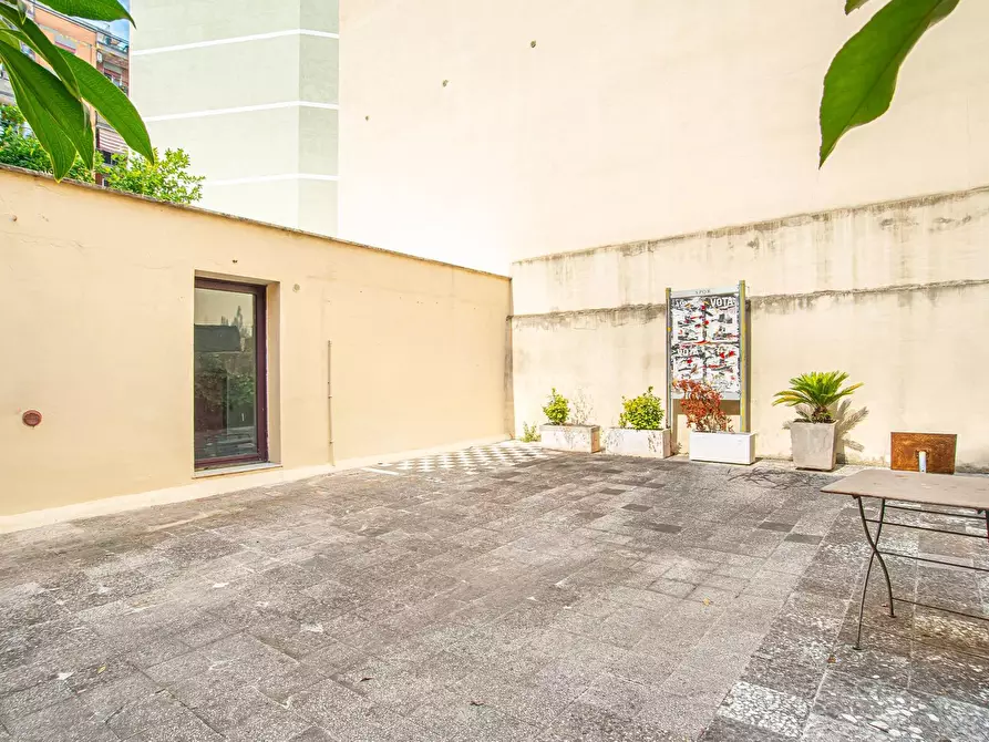 Immagine 27 di Locale commerciale in vendita  in Via Gabrio Serbelloni 122 a Roma