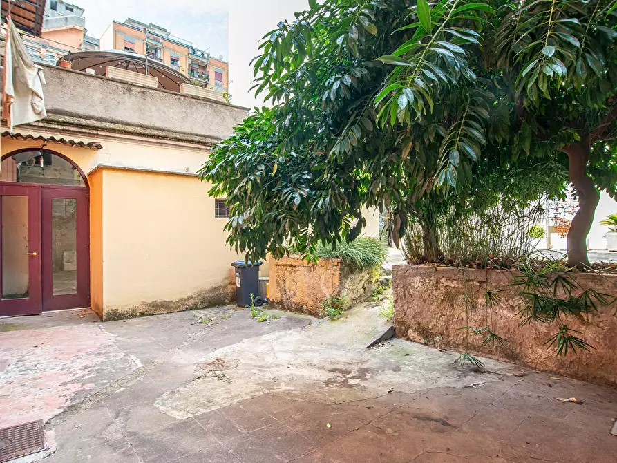 Immagine 28 di Locale commerciale in vendita  in Via Gabrio Serbelloni 122 a Roma