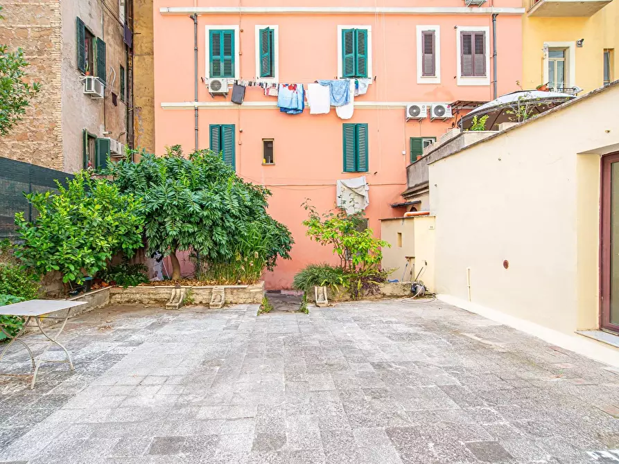 Immagine 30 di Locale commerciale in vendita  in Via Gabrio Serbelloni 122 a Roma