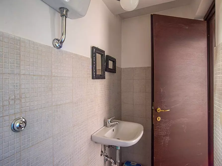 Immagine 32 di Locale commerciale in vendita  in Via Gabrio Serbelloni 122 a Roma