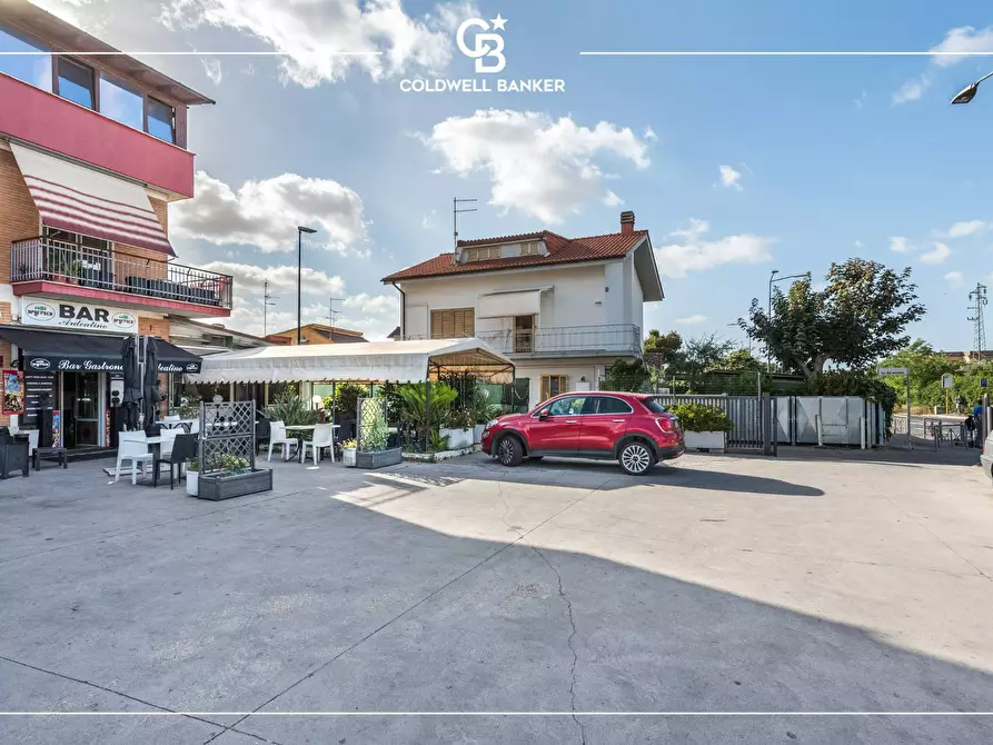 Immagine 5 di Locale commerciale in vendita  in Via Torre del Vescovo 1 a Pomezia