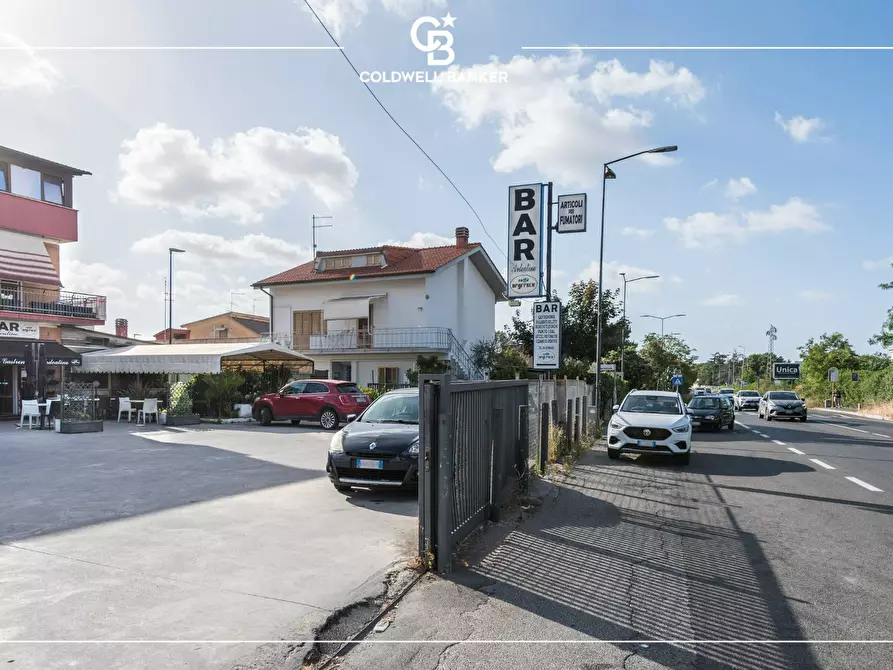 Immagine 6 di Locale commerciale in vendita  in Via Torre del Vescovo 1 a Pomezia