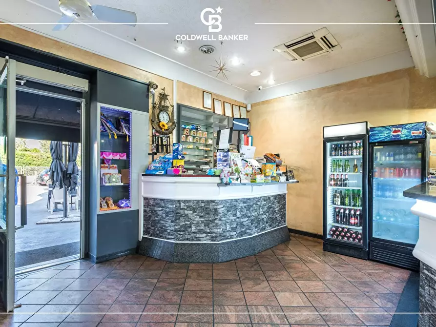 Immagine 9 di Locale commerciale in vendita  in Via Torre del Vescovo 1 a Pomezia