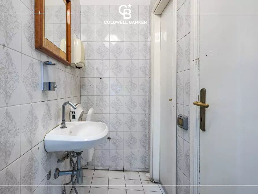 Immagine 18 di Locale commerciale in vendita  in Via Torre del Vescovo 1 a Pomezia